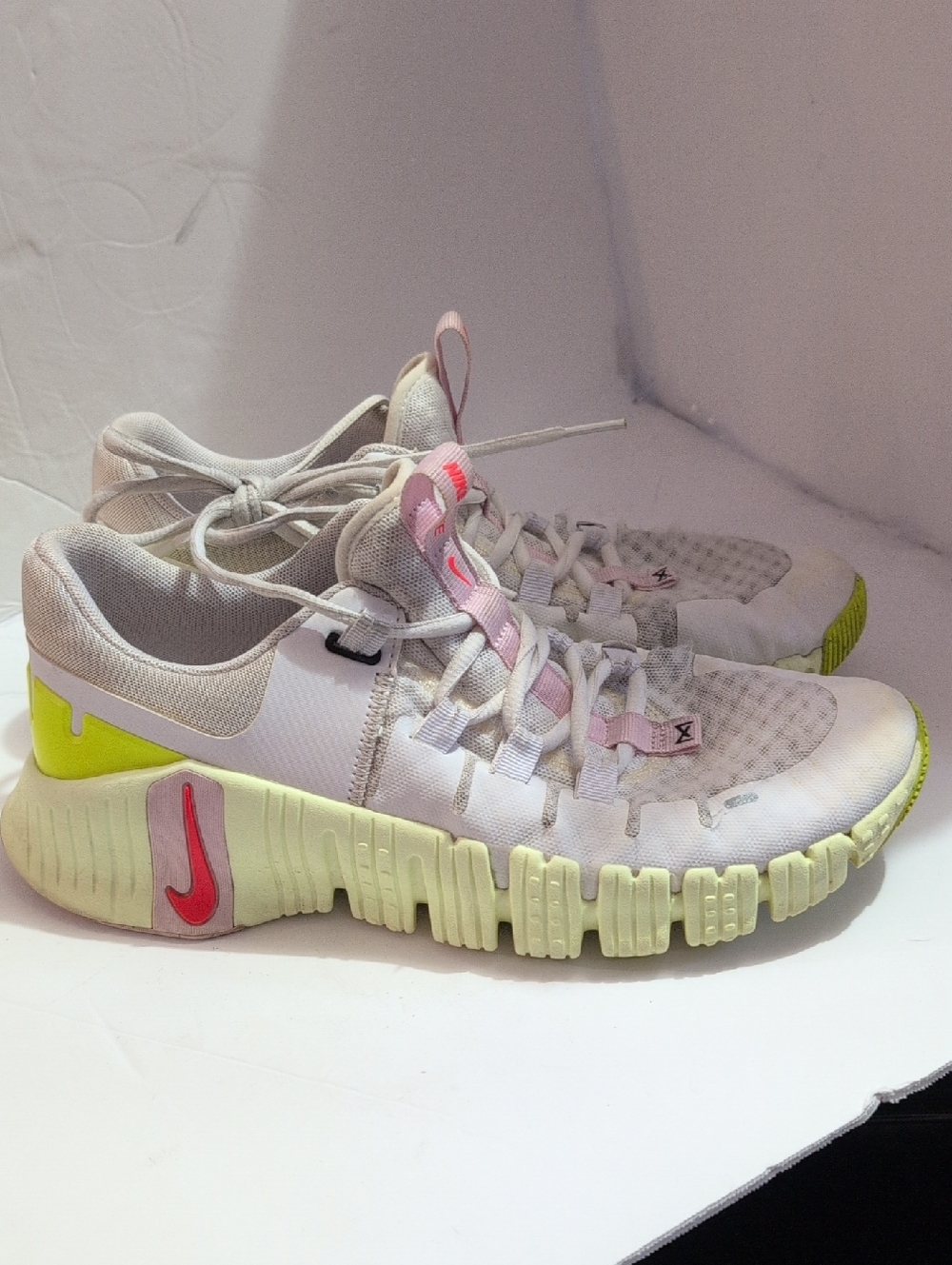 Nike Women's White & Pink Flexible Training Shoes